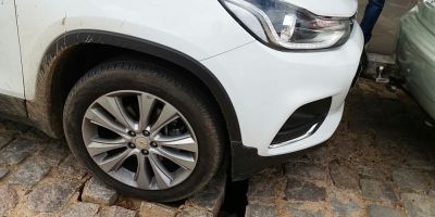Roda de carro fica sobre parte do calçamento desmoronando no centro de Camaquã