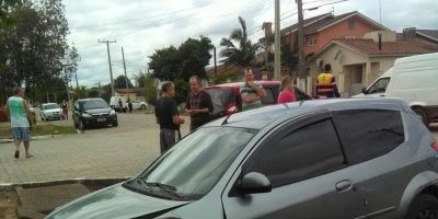 Dois carros se envolvem em acidente na Montenegro com Soledade em Camaquã