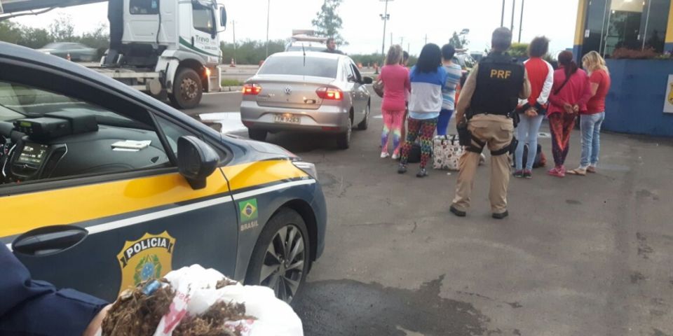 PRF apreende maconha em automóvel com oito mulheres e um bebê