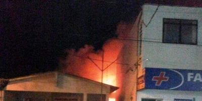 Sentinela do Sul - incêndio no Posto de Saúde mobiliza Brigada Militar e Corpo de Bombeiros