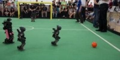 Robôs aprendem a jogar futebol ao imitar humanos