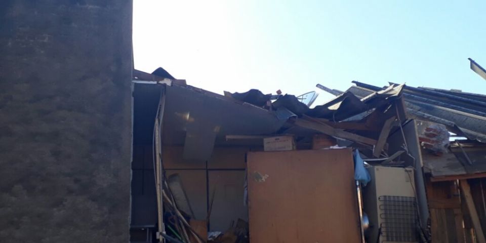 Parede de galpão desaba no centro de Dom Feliciano