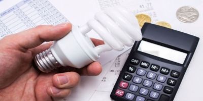 Aneel reajusta bandeira vermelha; taxa extra na conta de luz pode subir 43%