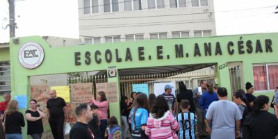 VÍDEOS E FOTOS: pais de alunos fazem protesto por fim de greve na escola Ana César, em Camaquã