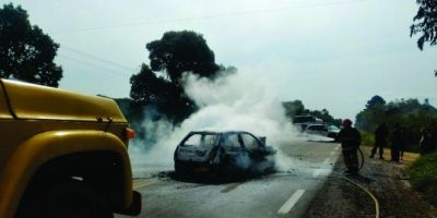 Após colidir em caminhão, carro pega fogo na ERS-717 em Tapes
