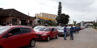 FOTOS: taxistas realizam carreata na manhã desta sexta contra a cassação do prefeito Ivo