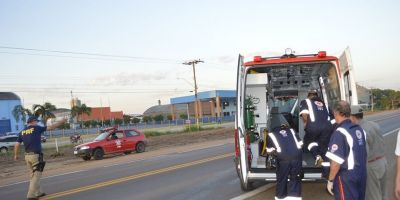 Após furar o pneu, ocupantes de moto se envolvem em acidente na BR-116, em Camaquã