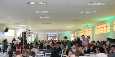 FOTOS E VÍDEOS: com entrega de prêmios e diversas atividades, realizada em Camaquã a 1ª Festa do Produtor de Tabaco