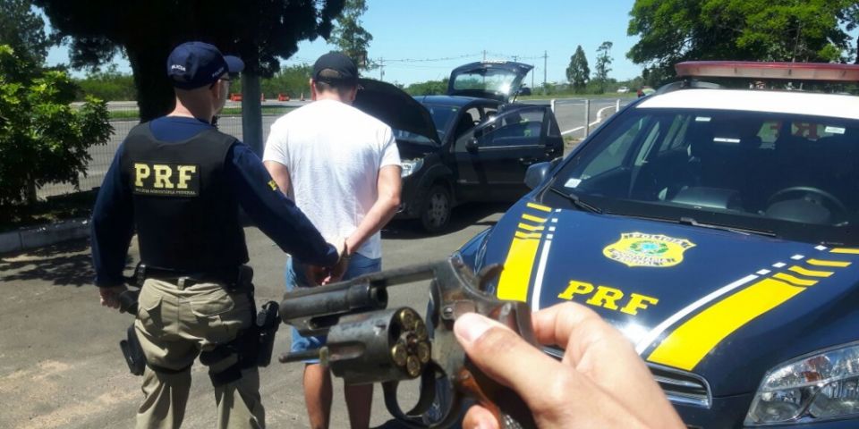 VÍDEO: PRF prende criminoso uruguaio armado, na BR-116 em Barra do Ribeiro