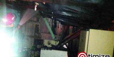 Corpo de Bombeiros Voluntários de Tapes combate incêndio no bairro Arroio Teixeira