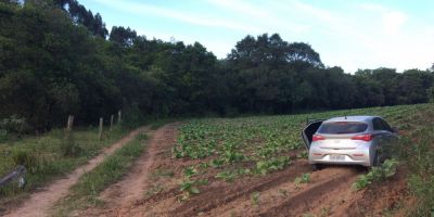 FOTOS: encontrado carro usado no assalto ao Banrisul de Cerro Grande do Sul