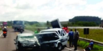 Dois veículos se envolvem em acidente grave na manhã desta segunda na BR-116 em Tapes