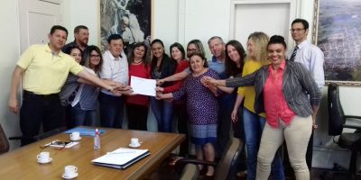 Prefeito de Camaquã recebe documento com Plano de Carreira dos professores