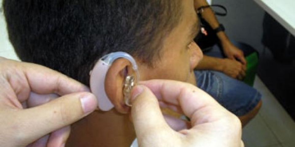 Jovens estão perdendo audição por causa de fones de ouvido, alerta conselho