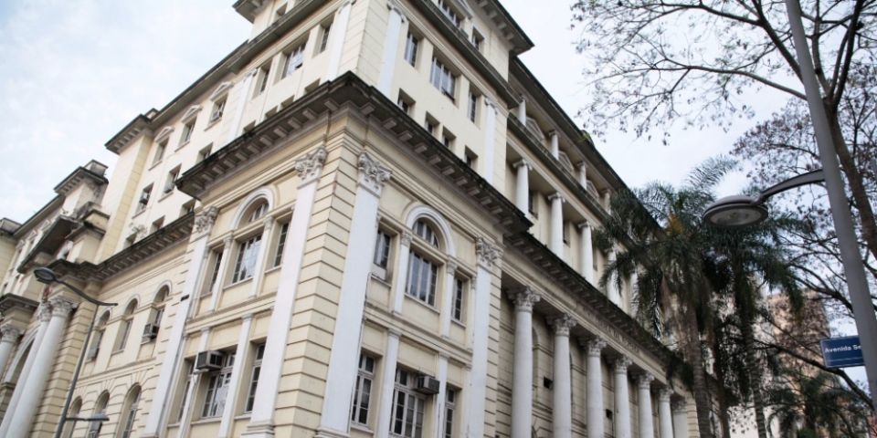 Salários até R$ 10 mil líquidos serão quitados nesta segunda-feira