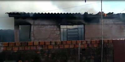 VÍDEO: incêndio consome residência no bairro Viégas em Camaquã 
