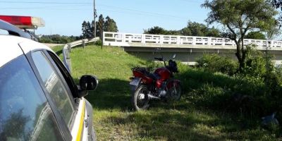 BM recupera moto roubada na noite passada, quando também foi levada uma Hilux, em Camaquã