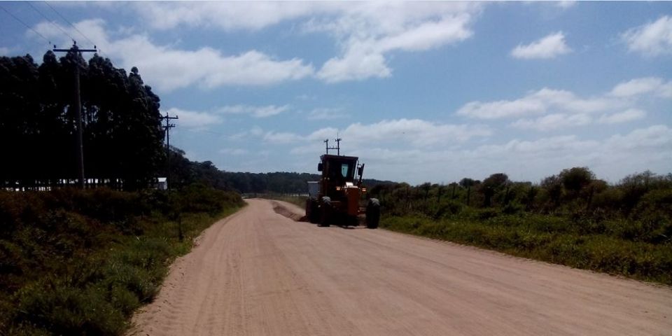 Servidores realizam o patrolamento na estrada da Bocaina até a Pacheca, em Camaquã
