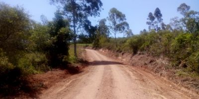 Cerro do Jobim até a Capelinha recebe patrolamento e cascalhamento em Camaquã