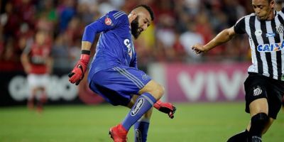 Muralha falha duas vezes e o Flamengo perde para o Santos por 2x1