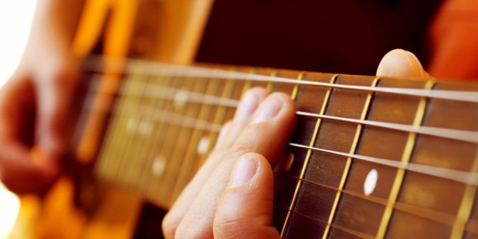 Aulas de violão ocorrerão no Cine Teatro Coliseu em Camaquã