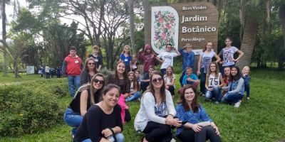 Alunos da escola Rui Barbosa de Camaquã realizam estudo de campo no Jardim Botânico e Museu da PUC