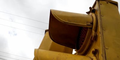 Desordeiro arranca e leva peça do semáforo do centro de Camaquã