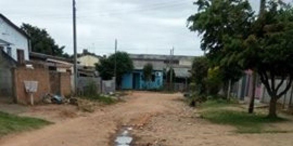 ESPAÇO DO LEITOR: Camaquense pede providência na Rua Evanita Gianechini devido às más condições 