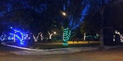 Moradores do bairro Floresta iluminam a Praça Lola Zenker, em Camaquã