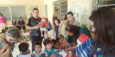 Abutre's Moto Clube realiza entrega de brinquedos da campanha Natal Solidário em Camaquã
