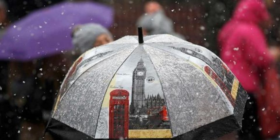 MUNDO: neve cancela voos e fecha escolas no Reino Unido