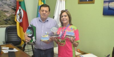 Prefeito de Camaquã recebe a tricampeã, atriz e atleta Terezinha Garcia em seu gabinete