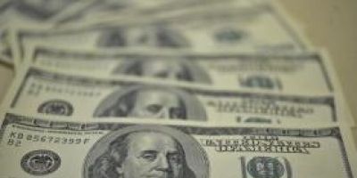 Dólar fecha perto de R$ 3,33, maior valor em cinco meses