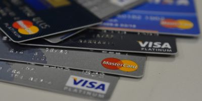 Cuidado com o uso do cheque especial e do cartão de crédito