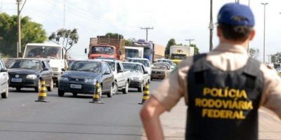 Aumento do fluxo de automóveis nas estradas no fim de ano oferece riscos de acidentes 