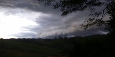 Vendaval em parte do Rio Grande do Sul deixa uma morte e alguns feridos