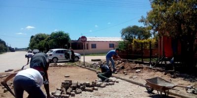 Semana inicia com serviços de patrolamento e calçamento em Camaquã