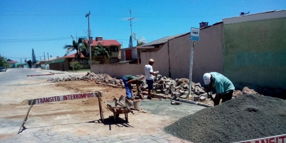 Funcionários trabalham na drenagem, patrolamento e serviço de recuperação de pavimentação em Camaquã