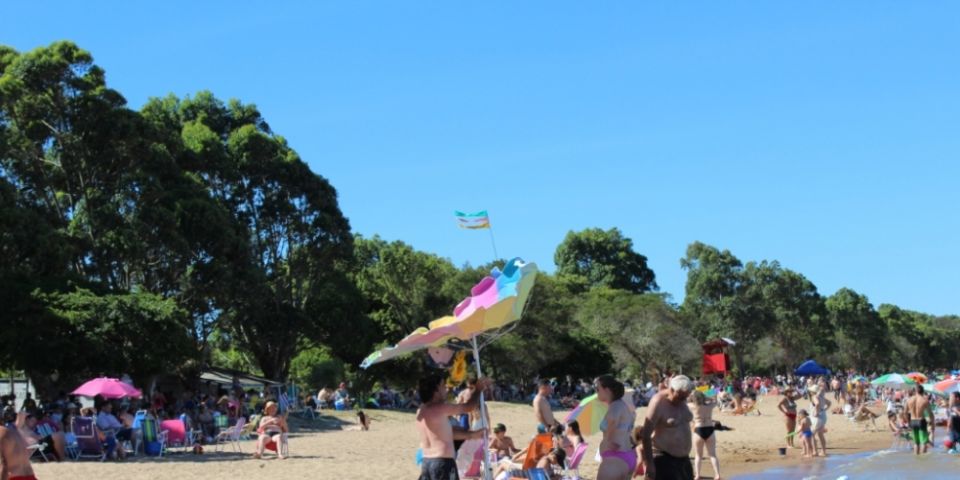 Arambaré com superpopulação na praia e no Réveillon, e com péssimo serviço de internet