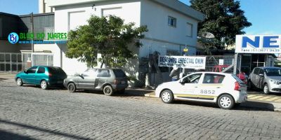 Camaquã - motorista de Astra comete 'barbeiragem' e bate em carro estacionado do outro lado da rua
