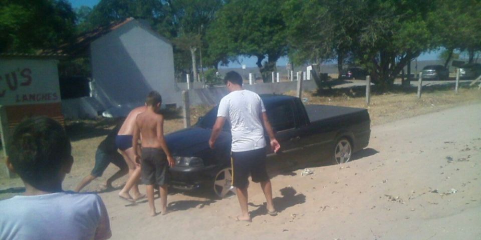 Carro atola às margens da lagoa em Arambaré
