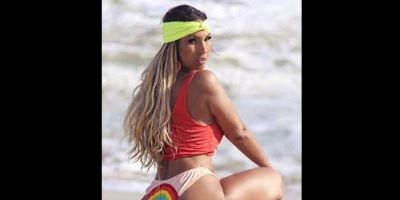 Valesca Popozuda empina o bumbum e exibe a boa forma em ensaio de biquíni