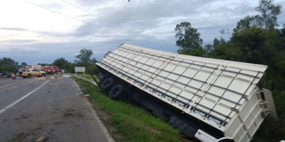 Um morre e cinco ficam feridos em acidente entre dois caminhões e um carro na ERS-040