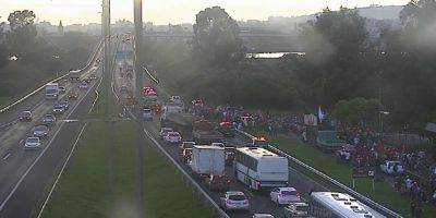 Marcha da Via Campesina em apoio a Lula congestiona o trânsito em Porto Alegre
