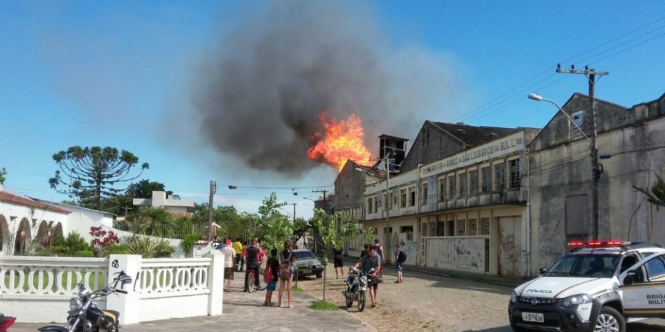VÍDEO: fogo atinge prédio de cooperativa de arroz desativada em SLS