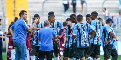 Grêmio tenta aliviar pressão e busca vitória contra Avenida