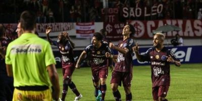 Caxias vence o Inter na Serra e segue na liderança do Gauchão