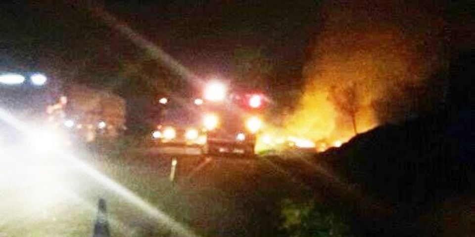 VÍDEO: bombeiros combatem incêndio às margens da BR-116 em Tapes 