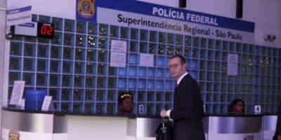 Advogado entrega passaporte de Lula à Polícia Federal em São Paulo