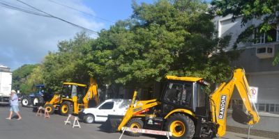 Realizada oficialmente entrega de máquinas agrícolas e veículo para Camaquã
